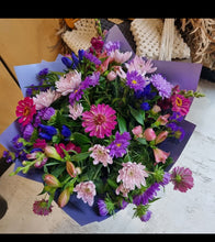 Load image into Gallery viewer, Seasonal florist choice
