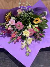 Load image into Gallery viewer, Pick your own Flowers and Bouquet class
